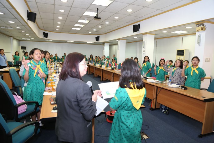 GIRL SCOUTS BATCH 2: DOE Gender and Development Technical Working Group Head, Assistant Director Carmencita A. Bariso, guides a Grade 5 Girl Scout in leading the Energy Cost Busters’ Pledge of Commitment during the Enerkids Program on 13 June 2018. The students pledged to conserve energy and help preserve the environment through the efficient and judicious use of electricity and fuel.