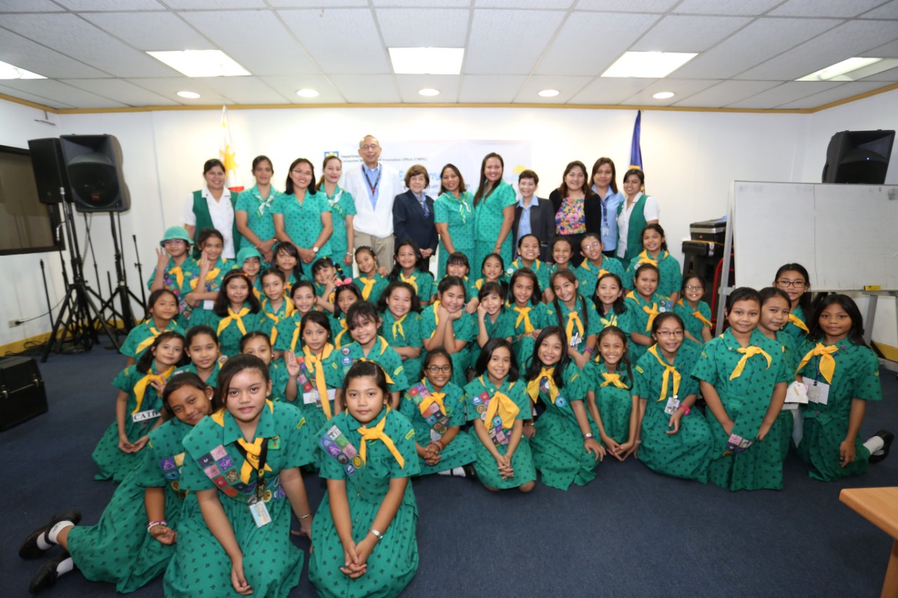 HAPPY ENERKIDS: Grade 5 Girl Scouts together with their mentors participated in the 3rd Enerkids Program conducted by DOE-CWPO staff led by Division Chief Helen B. Arias, and DOE resource speaker, Electric Power Industry Management Science Research Specialist Eduardo B. Fernandez. Aside from attending lectures on energy efficiency, the 43 Girl Scouts also role-played as geologists and identified different types of rocks as part of energy sector career exposure activities.  The Enerkids Program intends to ra