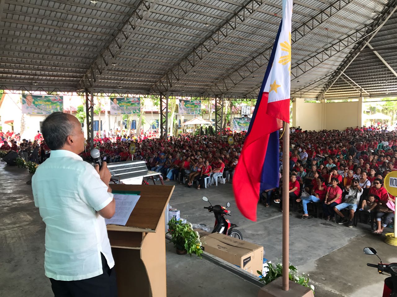 CUSI WITH NEGRENSES: Member-consumers of the Northern Negros Electric Cooperative, Inc. (NONECO) listen intently as Energy Secretary Alfonso Cusi delivers his keynote address during its 46th Annual General Membership Assembly on Sunday (27 May) where he discussed initiatives of the Department of Energy to address energy security issues