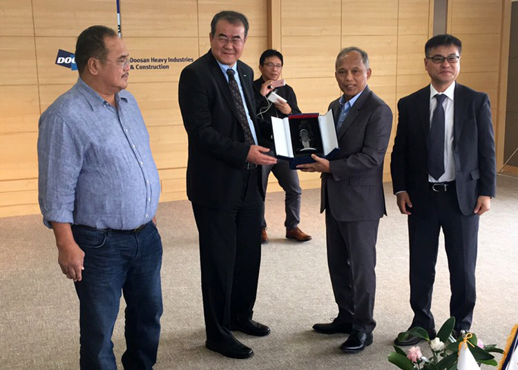 DOE MEETS DOOSAN: Energy Secretary Alfonso G. Cusi along with Undersecretary Donato D.  Marcos (left) and Assistant Secretary Gerardo Eguiza Jr. (back center) met with the executives of Doosan Heavy Industries & Construction (Doosan) on 6 June 2018. Doosan is one of the leading producers of nuclear reactors, energy boilers, turbines and generators and other energy equipment worldwide.