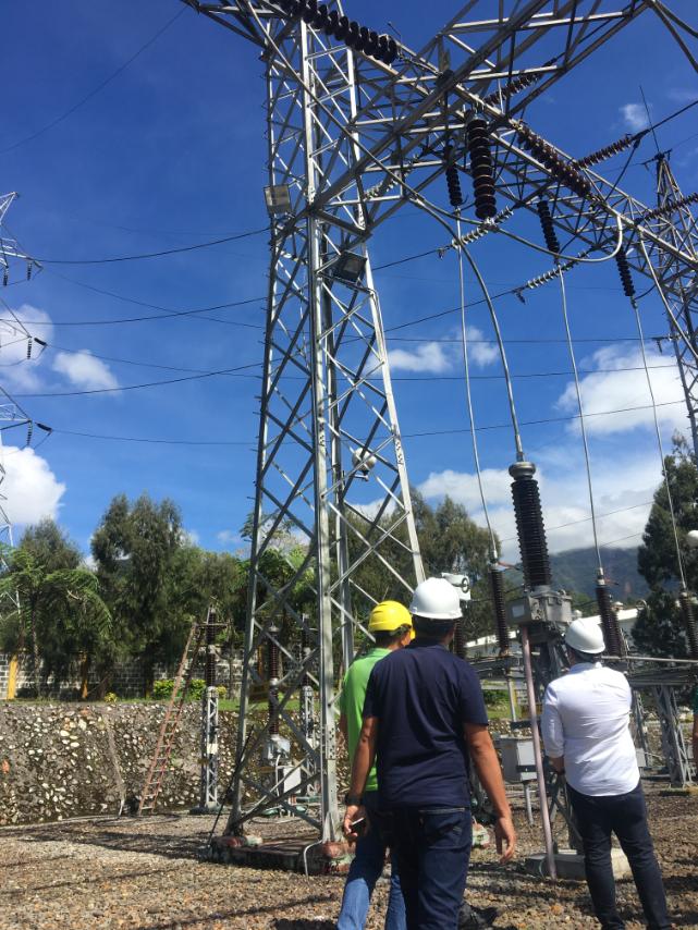  SAFETY MEASURES Members of the energy family assess the post-quake condition of NGCP's Kidapawan Substation yesterday (4 November). 