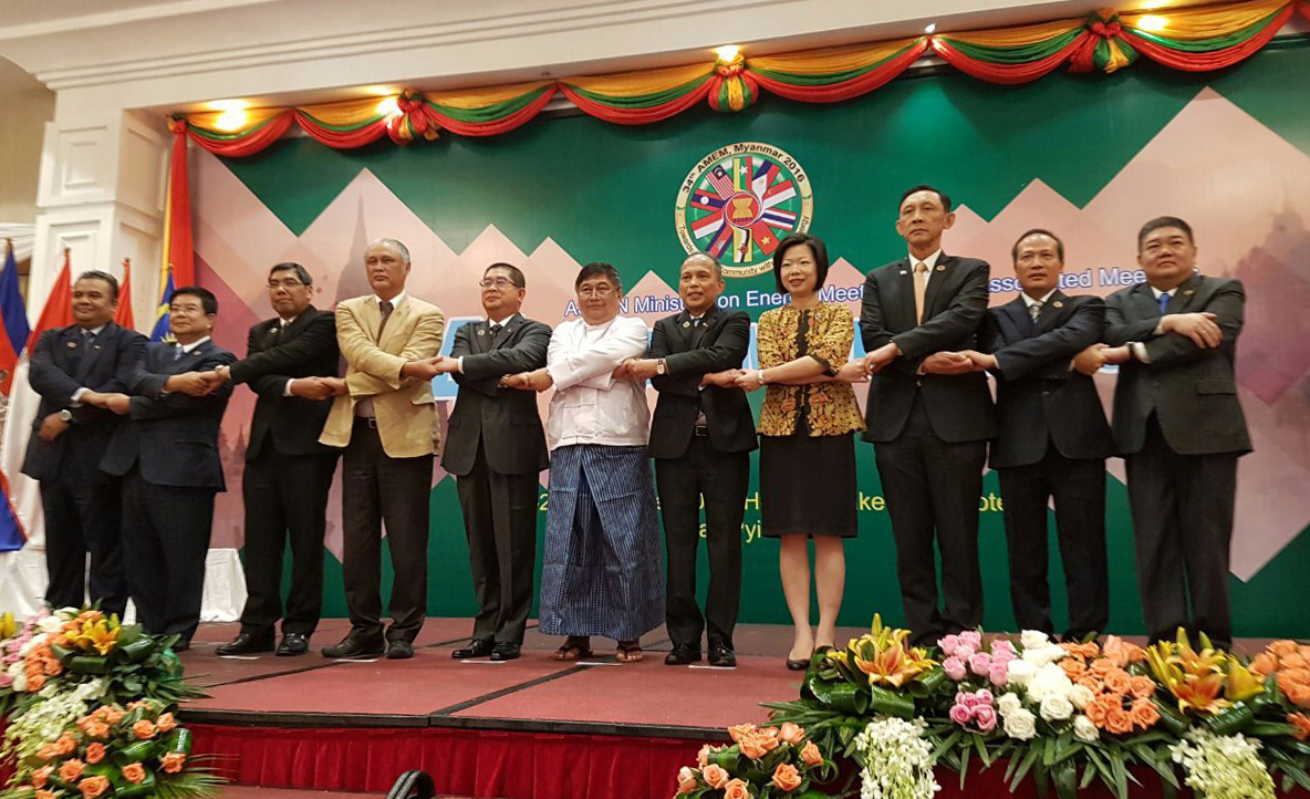 Ministers of Energy of the ASEAN Member-States hold hands symbolic of solidarity during the 34th ASEAN Ministers on Energy Meeting, where Philippine DOE Secretary Alfonso G. Cusi was Vice-Chair.