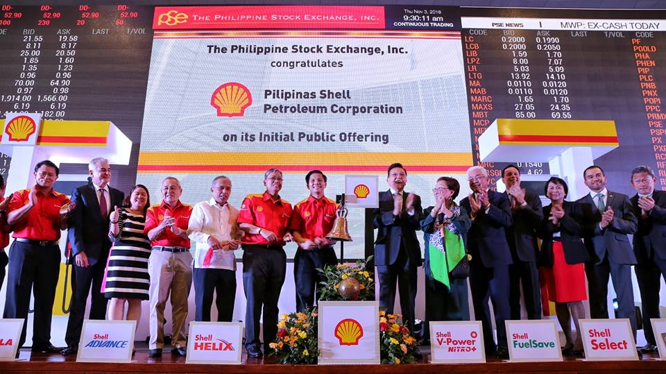 Energy Secretary Alfonso G. Cusi led the ringing of the Philippine Stock Exchange bell together with the new and former Pilipinas Shell Petroleum Corporation Country Chairperson Cesar G. Romero and Edgar O. Chua, respectively, during the oil company's initial public offering today (3 November 2016) in Makati City.