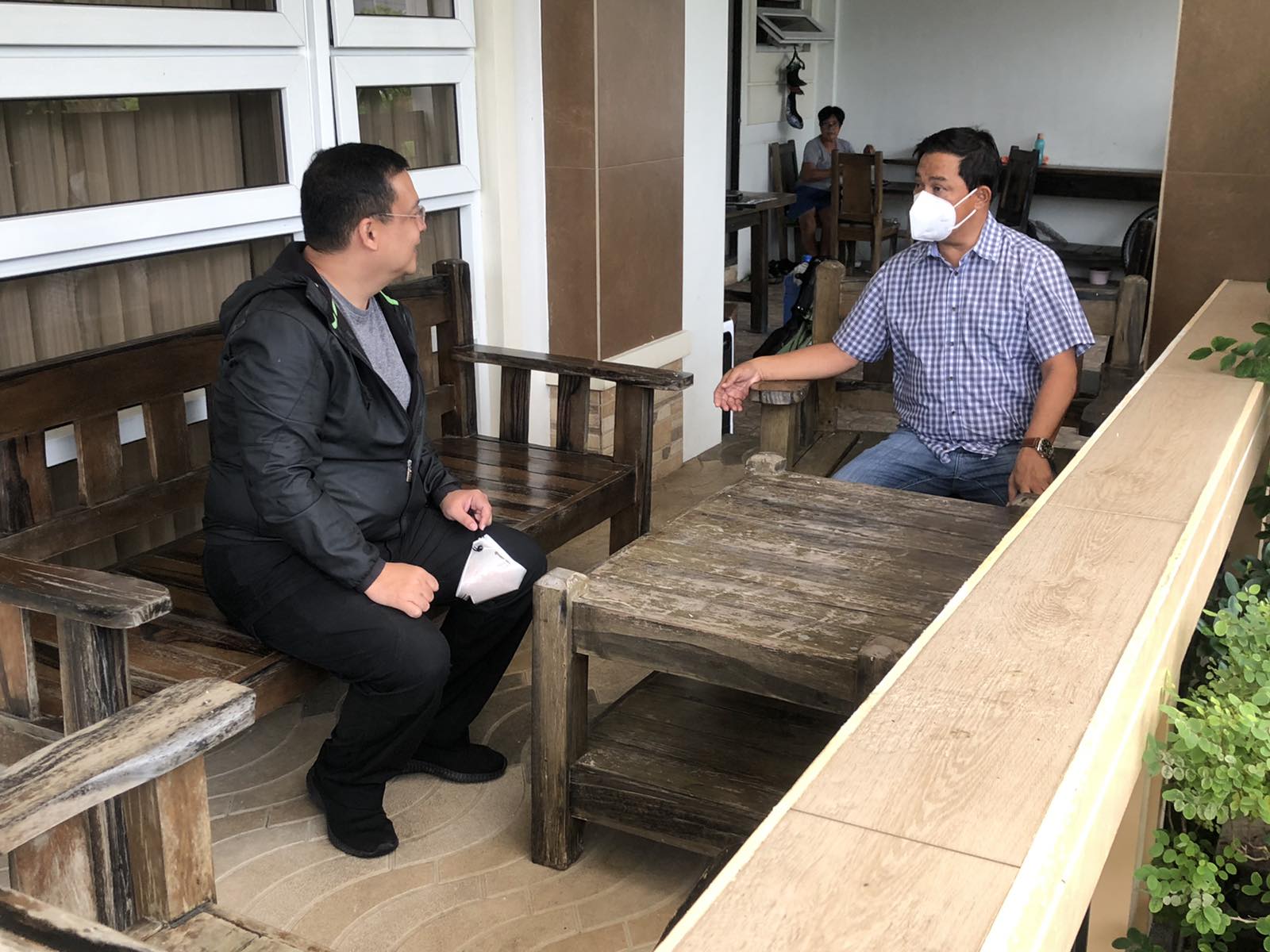 100% ENERGIZED: Energy Undersecretary Felix William B. Fuentebella informs Legazpi Mayor Noel Rosal that Legazpi City, considered to be the heart of the Bicol region, is already fully energized at the barangay level.   ###