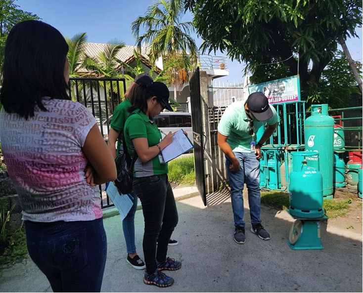 ENSURING LPG QUALITY AND QUANTITY: Members of the Focused Inspection Team examine an LPG cylinder to determine its  compliance with national quality and quantity standards