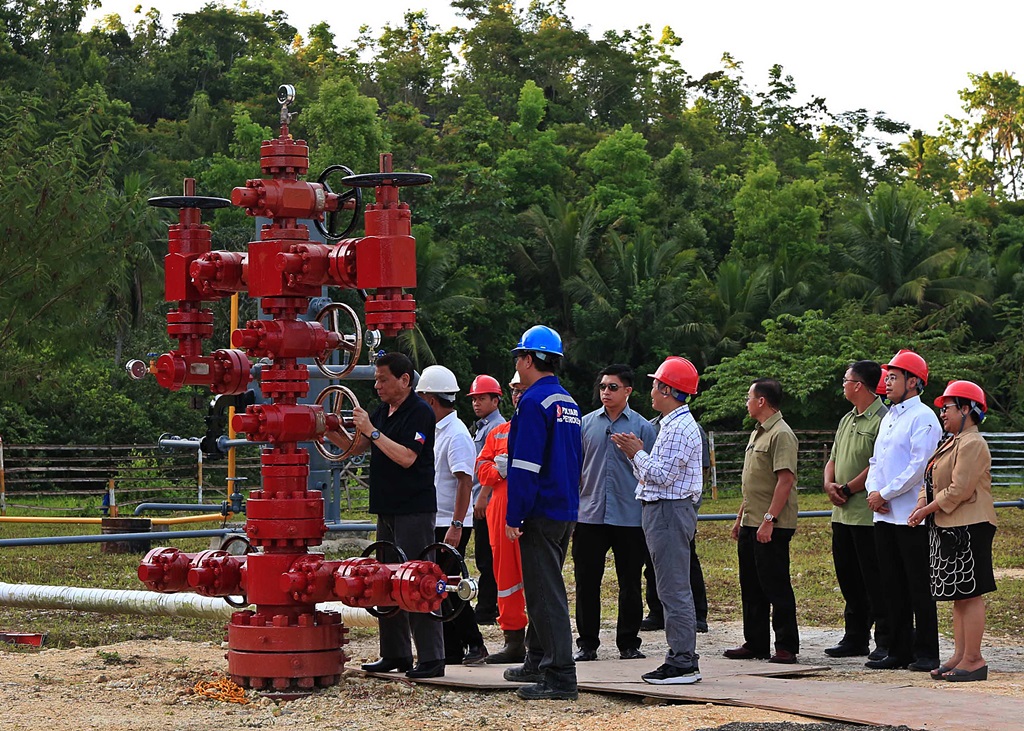 FIRE-UP: During the ceremonies held last Saturday (19 May) in Cebu, President Rodrigo R.  Duterte accompanied by Energy Secretary Alfonso G.  Cusi opened the valve of the China International Mining Petroleum Limited (CIMP) and its partner signifying the beginning of the commercial production of the Alegria Oilfield.  In photo with them are the representatives of the Alegria Oilfield consortium and national and local government officials.