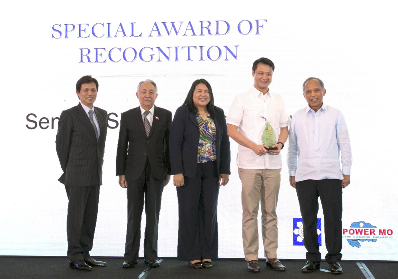 Energy Secretary Alfonso Cusi with Assistant Secretary Robert Uy and Senior Undersecretary Jesus Cristino Posadas and UNIDO's Representative Tonilyn Lim conferred the Special Recognition Award to Senator Sherwin Gatchalian during the 35th Don Emilio Abello Energy Efficiency Awards (DEAEEA) held last 7 December at the Passion Restaurant, Maxims Hotel in Pasay City.