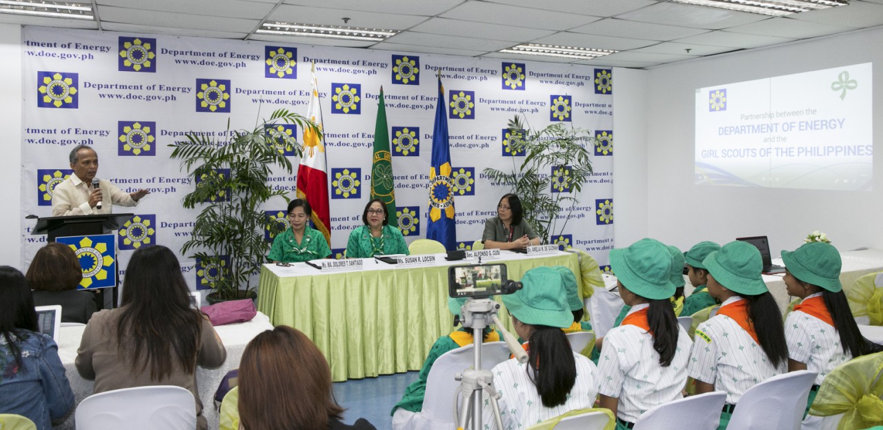 ENERGIZED GIRL SCOUTS: Energy Secretary Alfonso G. Cusi delivers his inspirational message during the ceremonial signing of the Memorandum of Understanding (MOU) on an educational partnership between the Department of Energy (DOE) and the Girl Scouts of the Philippines (GSP) led by GSP National President Susan Locsin last Tuesday (30 January).  The Energy Chief welcomed the Girl Scouts to the DOE Testing Laboratories to learn about cost effective appliances and initiated the sending of Energy Field Lecturer