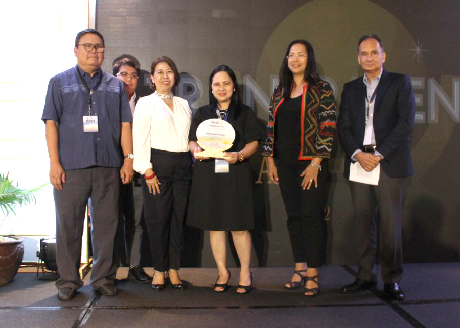  PH-EITI representative Director Araceli S. Soluta receives the Excellence in Reporting Award, along with Energy Resource Development Bureau Assistant Director Ismael U. Ocampo (leftmost) during the awarding ceremony.     (in photo from L-R: DOE Asst. Dir Ismael U. Ocampo; Mr. Carl Mark Pat of the accounting firm, Isla Lipana/PwC; Assistant Secretary Ma. Teresa S. Habitan of the Department of Finance; DOE Dir. Araceli S. Soluta; Ms. Pamela Grafilo, National Coordinator of Bantay Kita-Publish What You Pay Ph