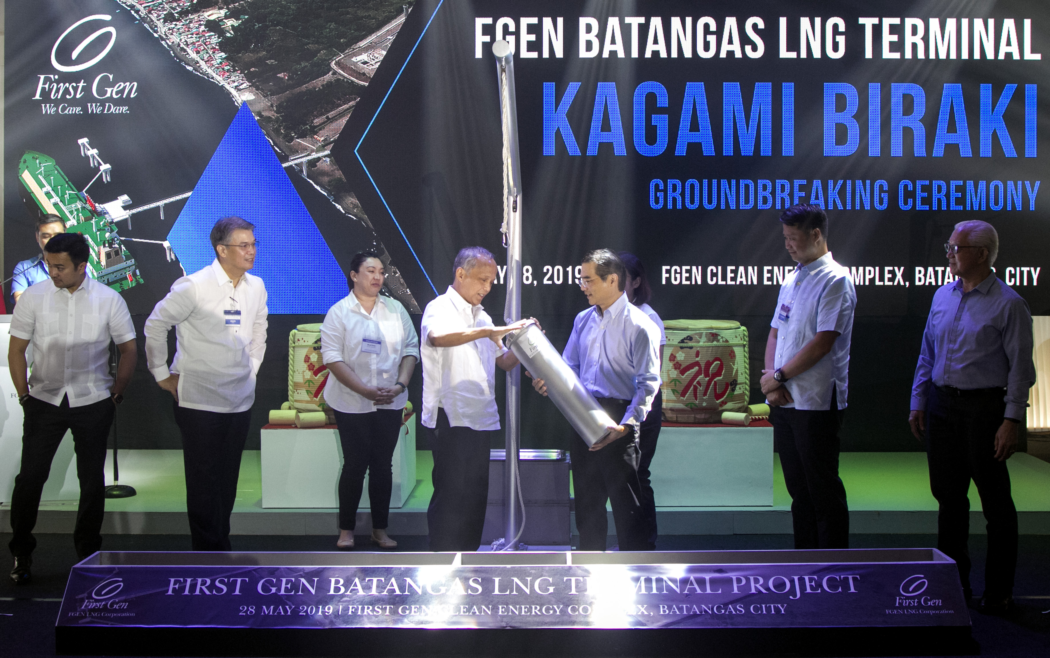 BatanGAS CITY: Energy Secretary Alfonso G. Cusi leads the groundbreaking and time capsule laying ceremony together with First Gen Chairman and Chief Executive Officer Federico R. Lopez on Tuesday, 28 May at the First Gen Clean Energy Complex, Batangas City.  Joining the Energy Chief during the event (L-R) were House Energy Committee Chairman Lord Allan Velasco, Senate Energy Committee Chairman Sherwin Gatchalian, and Japanese Minister for Economic Affairs Makoto Iyori.