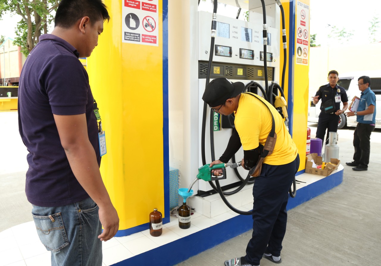 The Department of Energy (DOE) inspects Batangas liquid fuels retailers to guarantee the correct quantity and quality of petroleum products sold in their outlets.