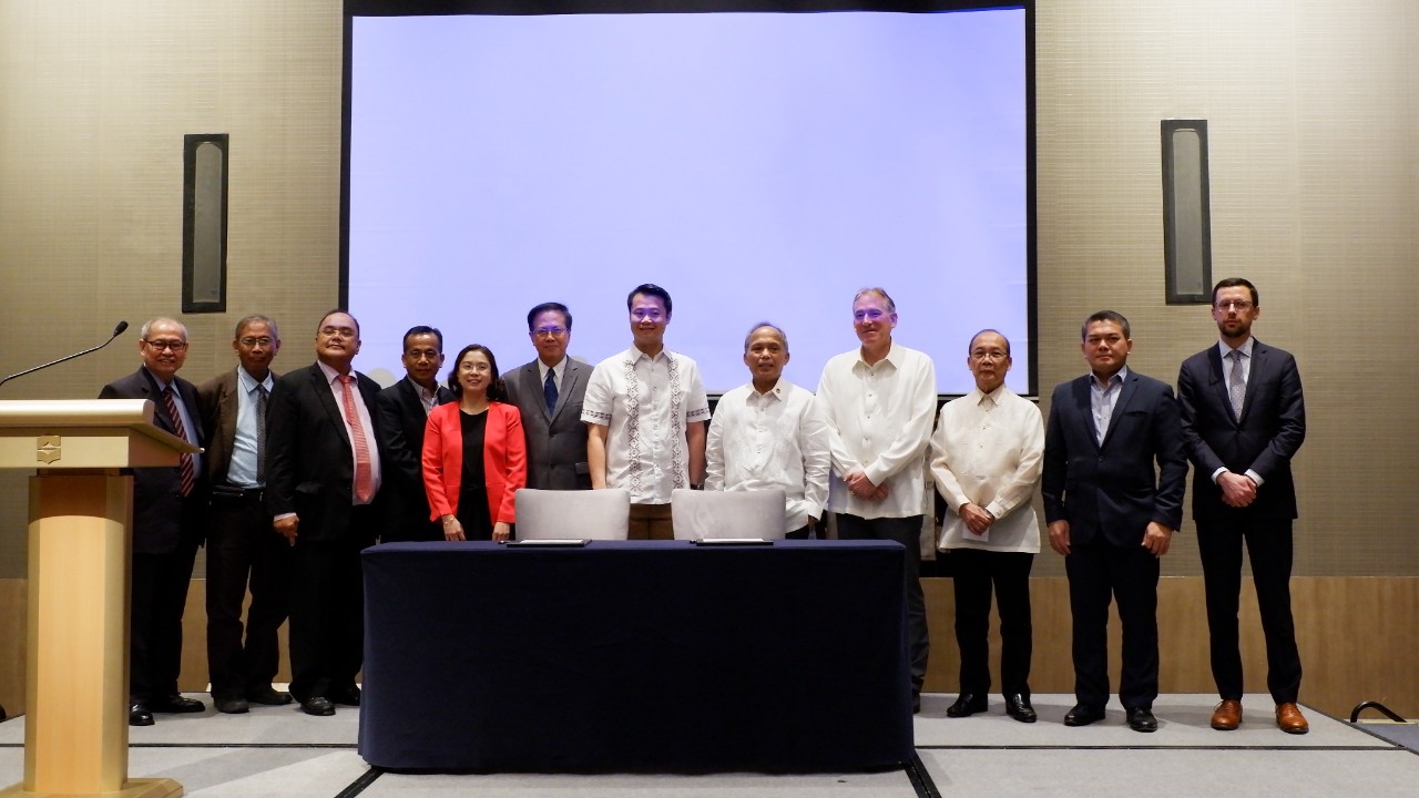 Department of Energy (DOE) Secretary Alfonso G. Cusi today signed a Memorandum of Agreement (MOA) with the UP Statistical Center Research Foundation, Inc. (UPSCRFI) on the implementation of the Philippine Downstream Natural Gas  Regulation (PDNGR). 