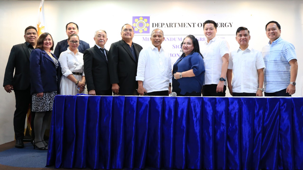 Energy Secretary Alfonso G. Cusi (center) led the signing ceremony of the Memorandum of Agreement with four LGUs in Metro Manila for the donation of e-trikes. 