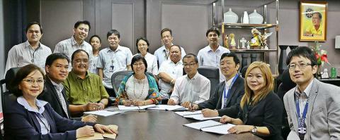 (Taguig City) Committed to push for alternative transport, the Department of Energy (DOE) awarded the contract for the procurement of electric tricycles under Package 1 of the Market Transformation through Introduction of Energy-Efficient Electric Vehicles (E-Trike Project) Program to Uzushio Electric Company, Limited at the ceremonial signing held on February 15, 2016.